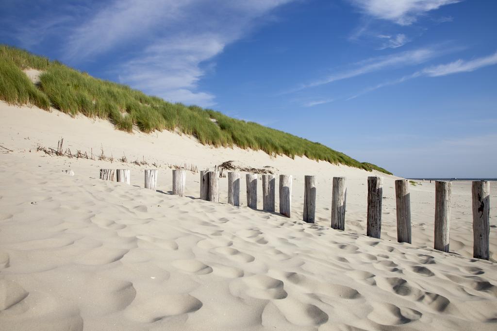 Aphrodite Met Zonnig Terras, Eigen Keuken, Verwarmd Hotel-Zwembad, Nabij Dorp, Duinen En Strand Hollum  Rum bild